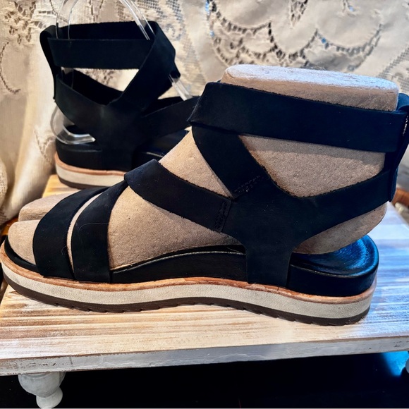 Merrell Shoes - Merrill Women's Black Strappy Sandals sz5